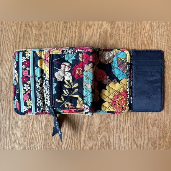 Vera Bradley summer wallet - Picture 2 of 4